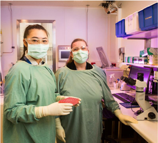 Dr Youry Kim and Rachel Pascoe in the Lab